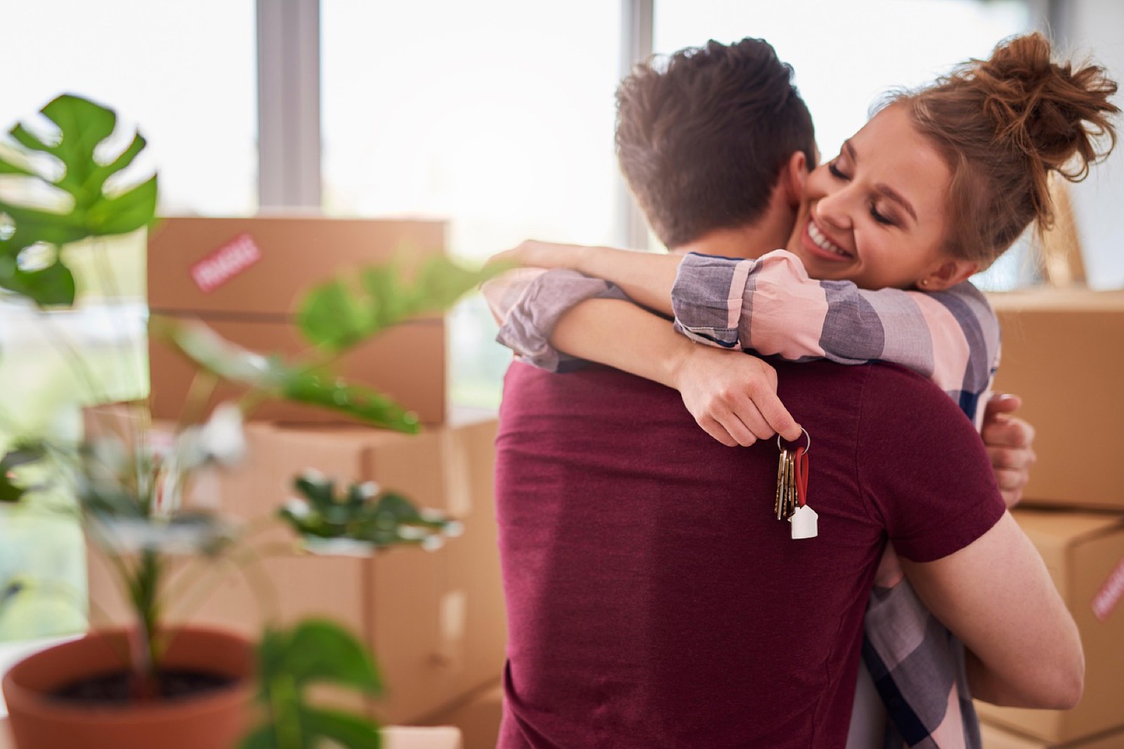 Couple déballant des cartons de déménagement dans son nouveau logement