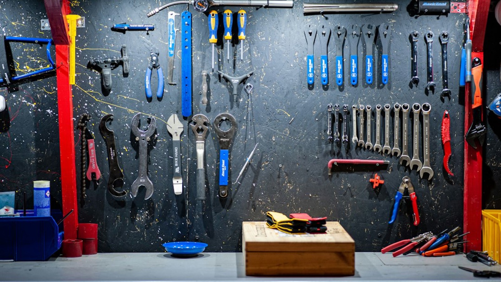 Petit entrepôt d'artisan avec outils et matériel rangés sur des étagères