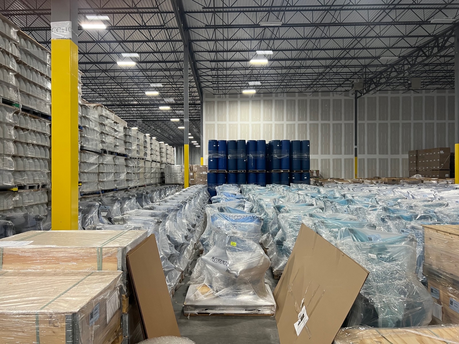 Palettes de cadeaux emballés dans un entrepôt logistique