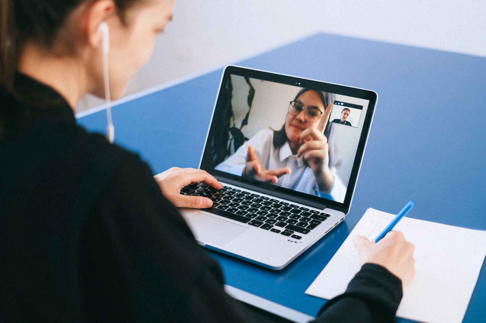 Consultation d'affaires en visioconférence sur un ordinateur portable