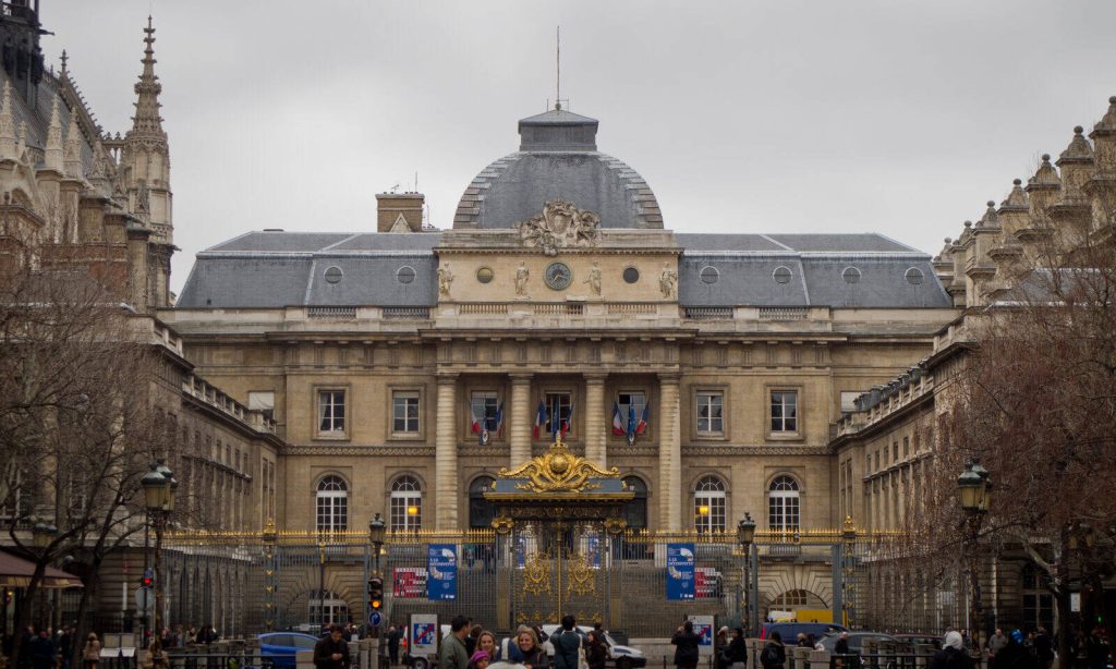 Un tribunal remet en cause des milliers de refus de visa en France